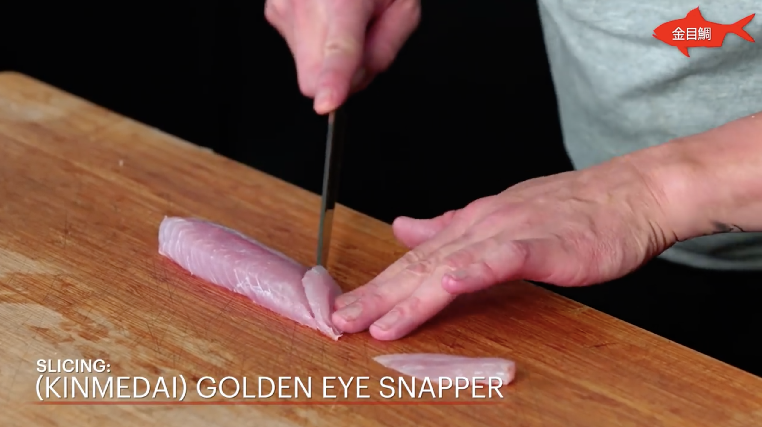 大厨展示各种美味鱼片寿司的做法