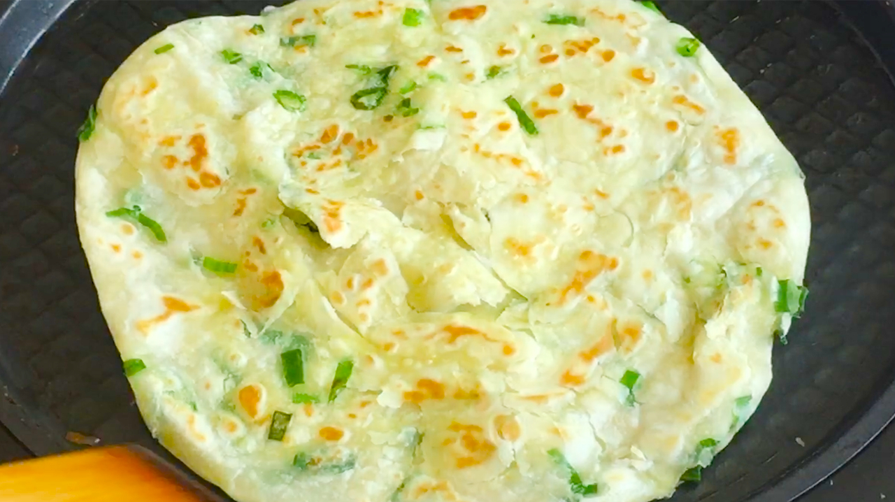 葱香手抓饼,2种葱炒油,又香又软又筋道,卷上尖椒吃解饿又解馋