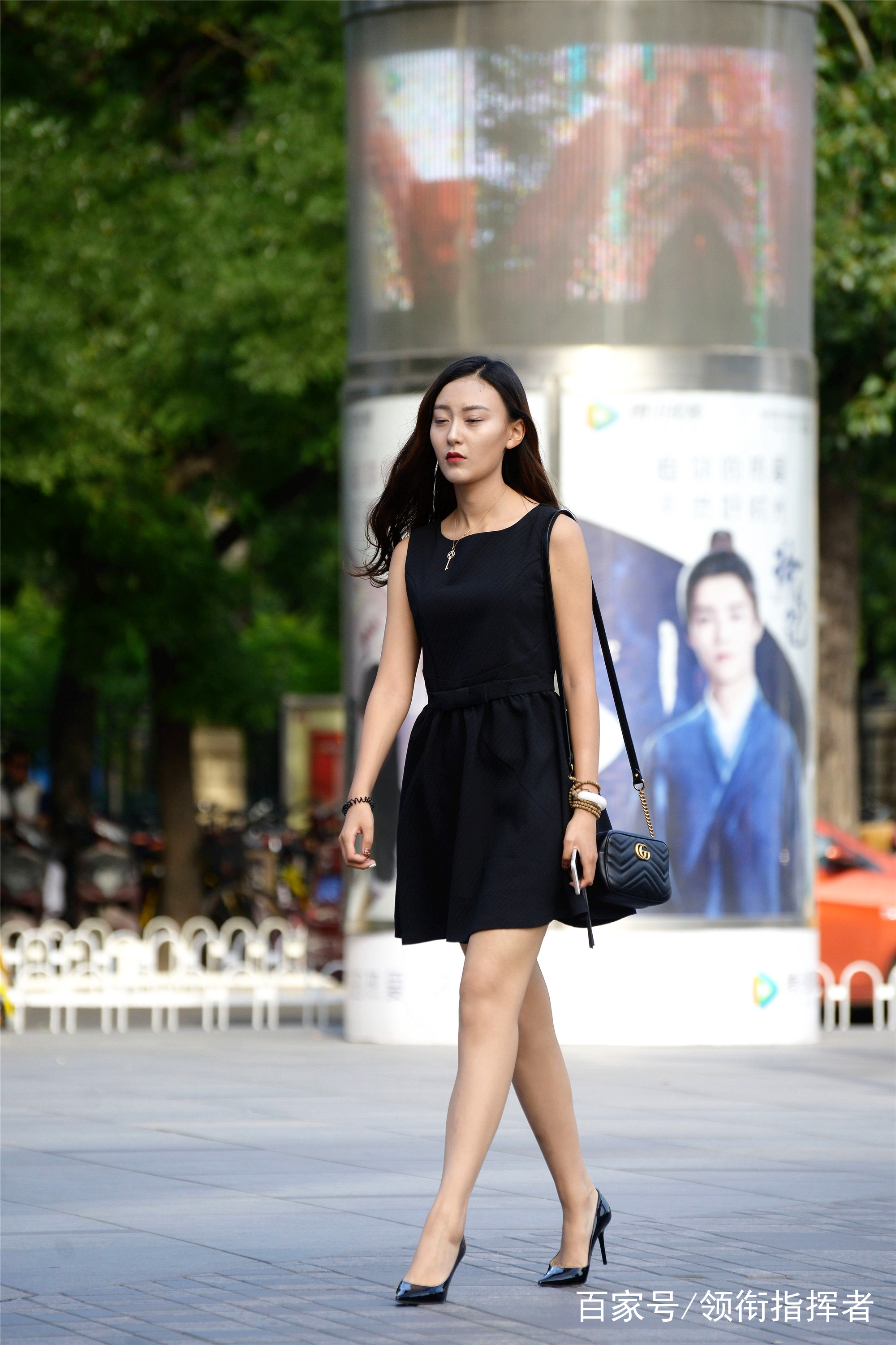 街拍:美女白色上衣搭配短裤,身材绰约多姿,美腿修长让人心动!