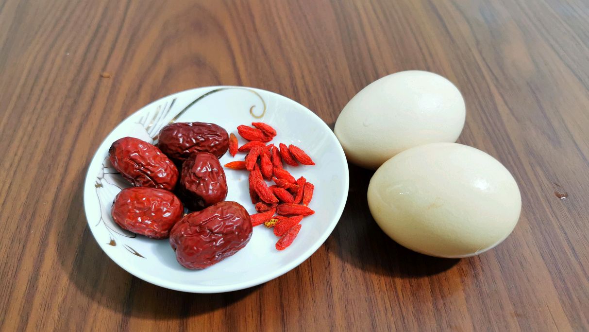 2个鸡蛋几颗红枣,不炒不炖5分钟就能吃早餐,驱寒暖胃补气血