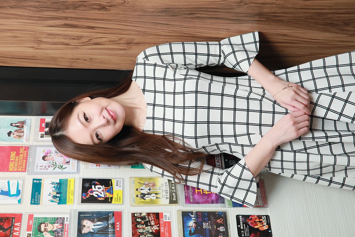 2019年11月18日,香港,明星出席《大盗演》电影主题曲录音.邝家瑜