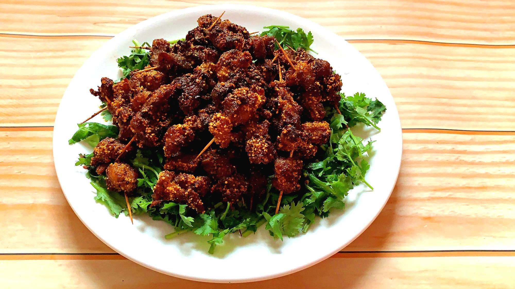 家里做烤羊肉串,不用烤箱和烤炉,这样腌羊肉更嫩,简单易做