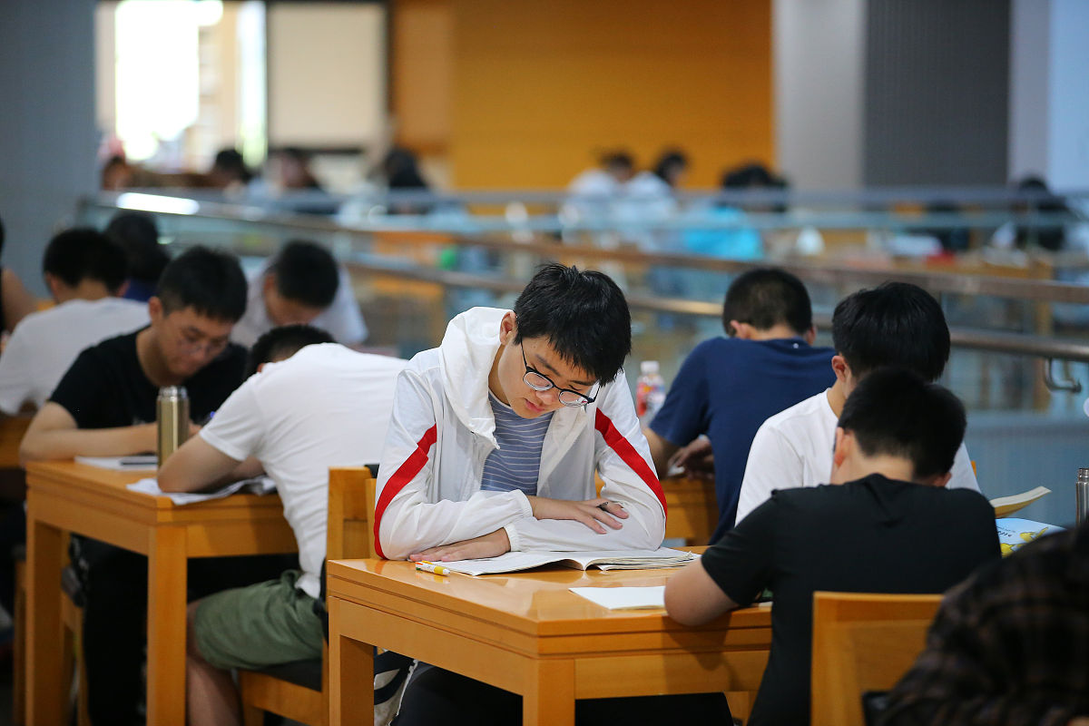 2019年7月29日,读者在江苏省南通市图书馆内阅读学习.