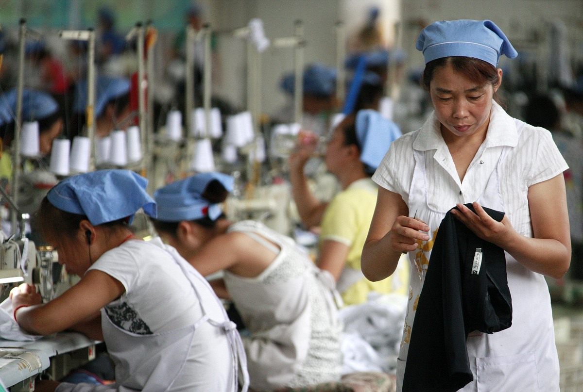 帮我找出所有要求生产车间内女员工长发需要束起或者戴发帽以防头发卷入机械设备的标准规范对应条款