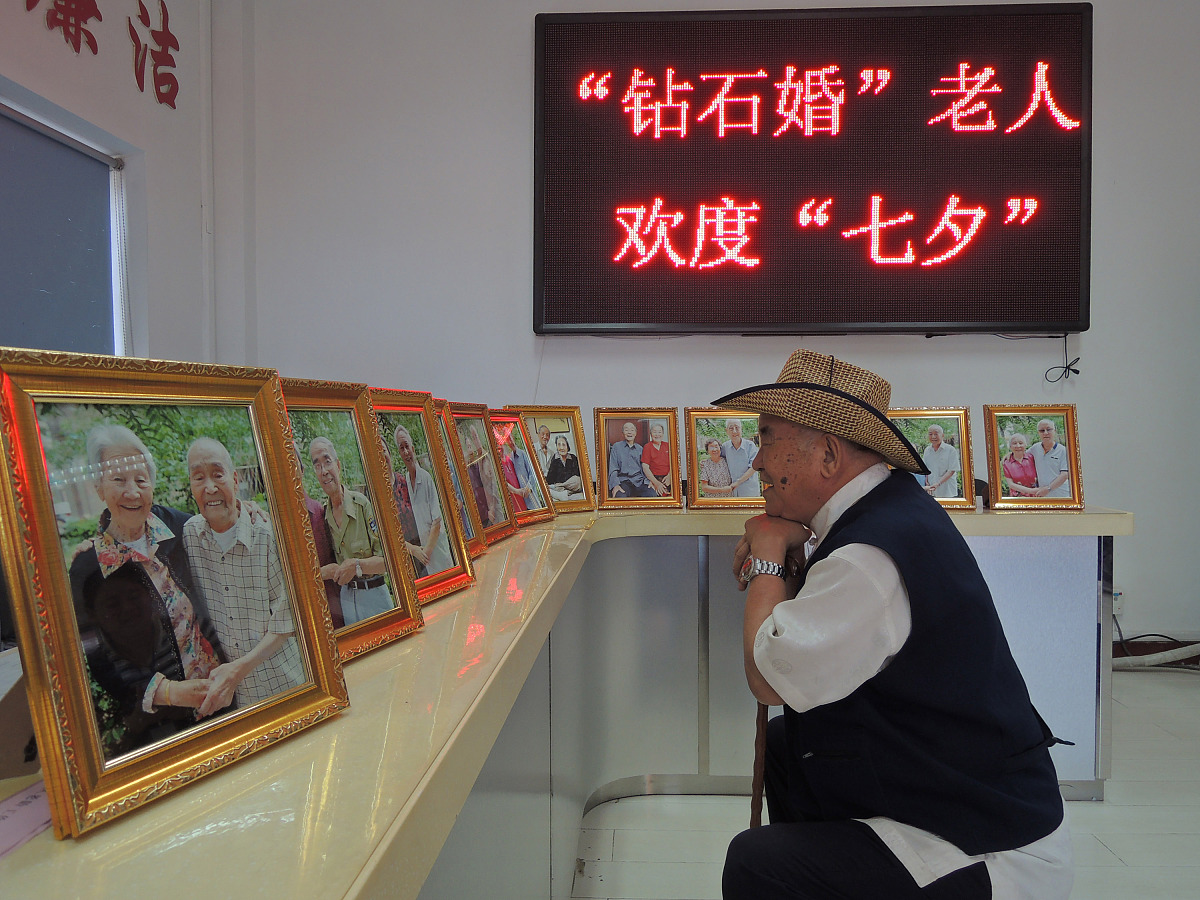 2015年08月20日,太原,文庙社区专门邀请影楼专业摄影师为12对"金婚""