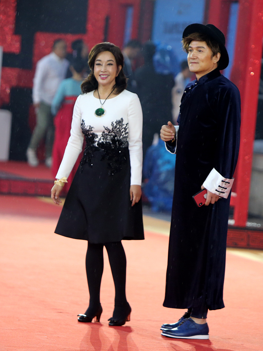 (闭幕红毯)第5届丝绸之路电影节:关晓彤变花仙子,林心如红裙苗条 赵雅