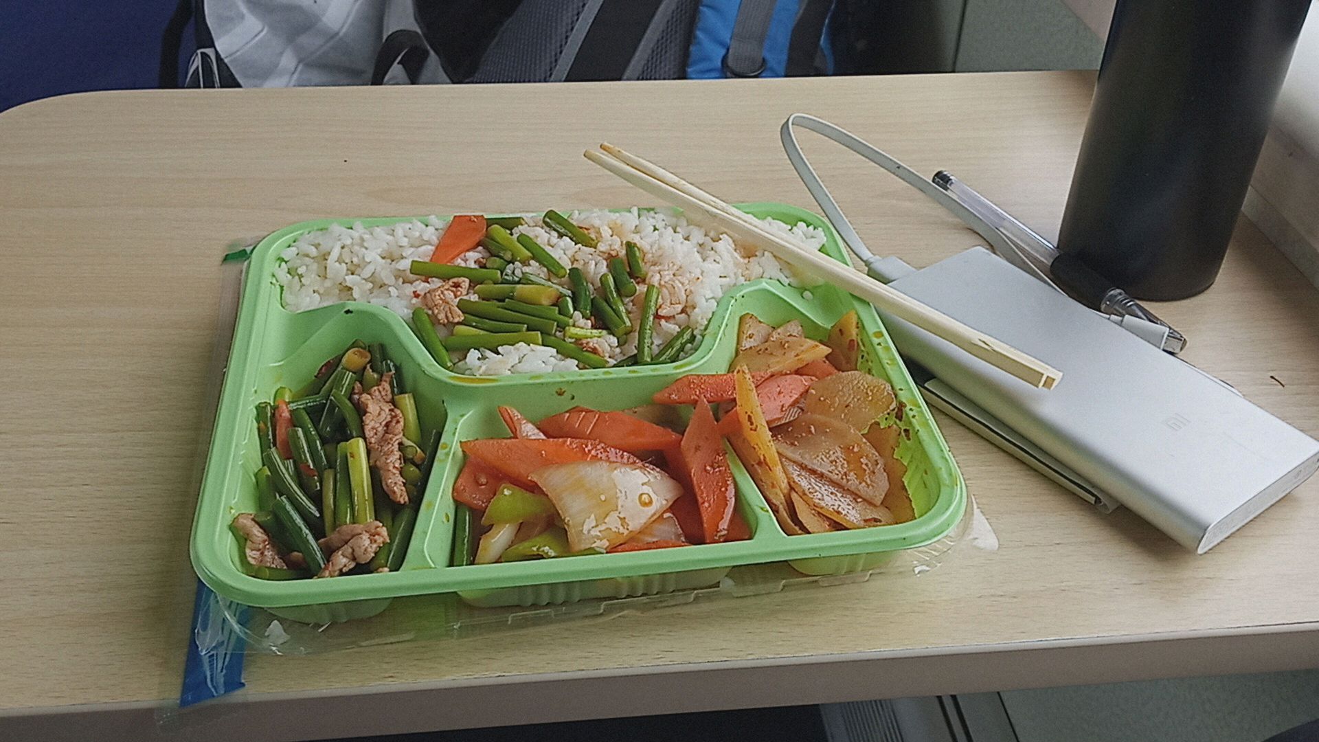 五块钱的火车盒饭吃过没?看看都有什么菜