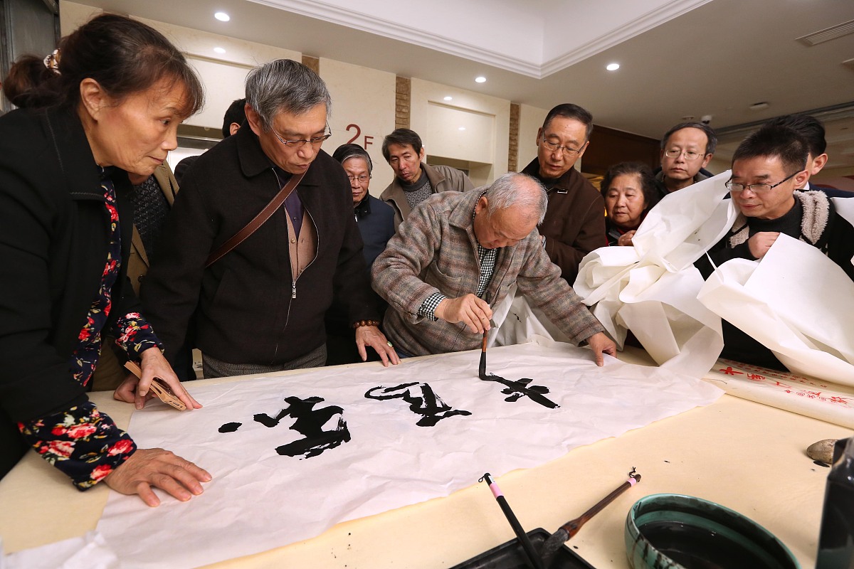 2016年12月7日,上海市第九届书法篆刻大展在上海市文联展厅开幕 .***_