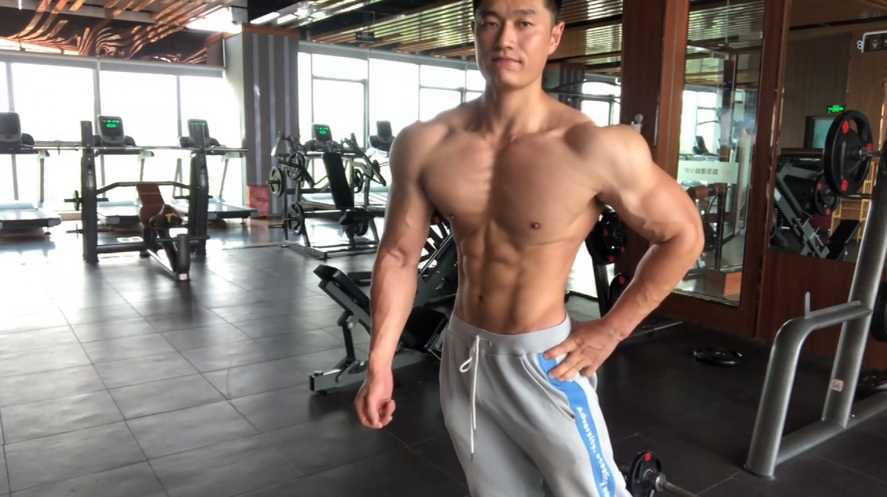 肌肉男:这才是完美身材吧!巧克力似的腹肌,泵感十足的麒麟臂!