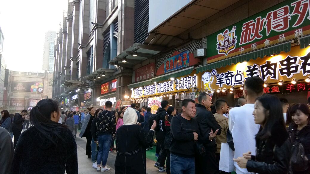 黑龙江哈尔滨百盛前小吃街,店主的吆喝声一浪高过一浪