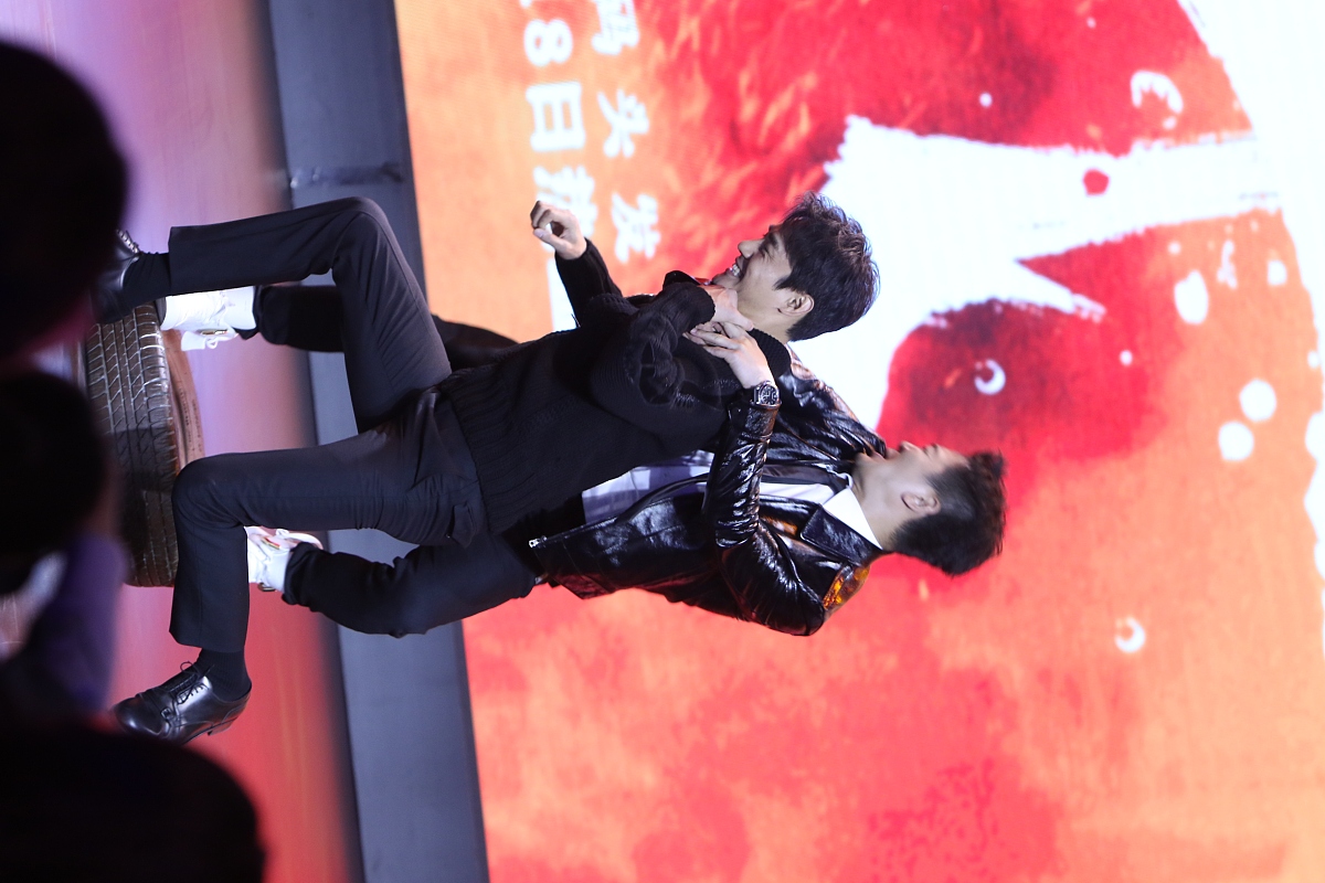 王凯"擒拿"马天宇上演后背杀画面太美 现场秀枪法斗帅颜值爆表