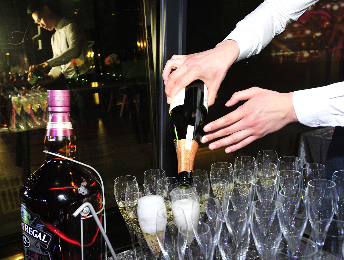 抖音直播卖酒杯：精选高品质，让你的酒更香！