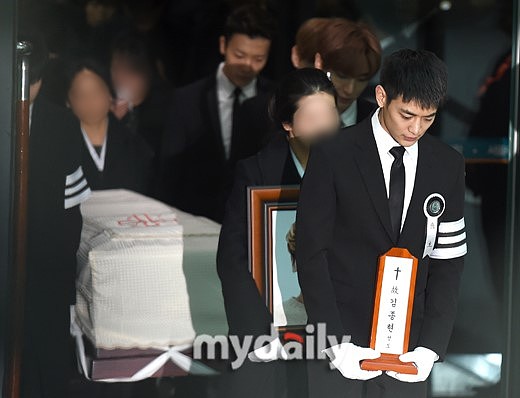 shinee主唱金钟铉葬礼举行 亲友抬遗体捧名碑神色凝重