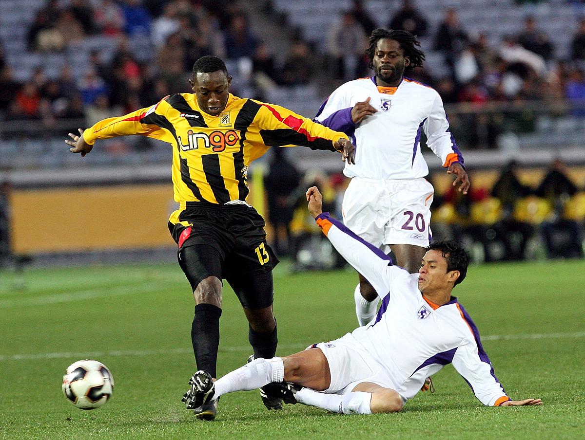 yokohama, japan - december 18: osama al harbi(l) of al ittihad i