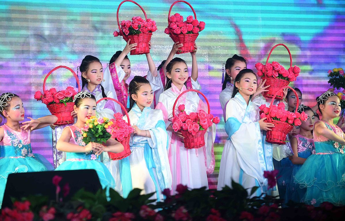 请写一个六一儿童节表演介绍民乐团的串词分两个主持人民乐团有四个乐器组分别是葫芦丝吹奏金孔雀中阮和竹笛的表演吐鲁番的葡萄熟了二胡齐奏桥边姑娘琵琶和古筝表演琵琶行如：A：你知道中国民族乐器有哪些吗？我们东辰一小就有一个专门的民乐团呢B：我知道一些比如有有二胡古筝琵琶A：还有竹笛和小阮、中阮、葫芦丝等乐器这些乐器各具特色可以演绎很多不一样的乐曲呢B：好期待呀！今天我们七彩民乐团的同学会带来哪些音乐呢？让