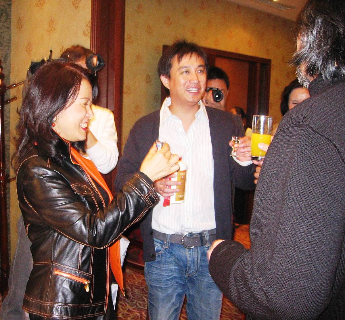 2006年12月7日,黄磊敬酒赖声川夫妇.+++_+++黄磊