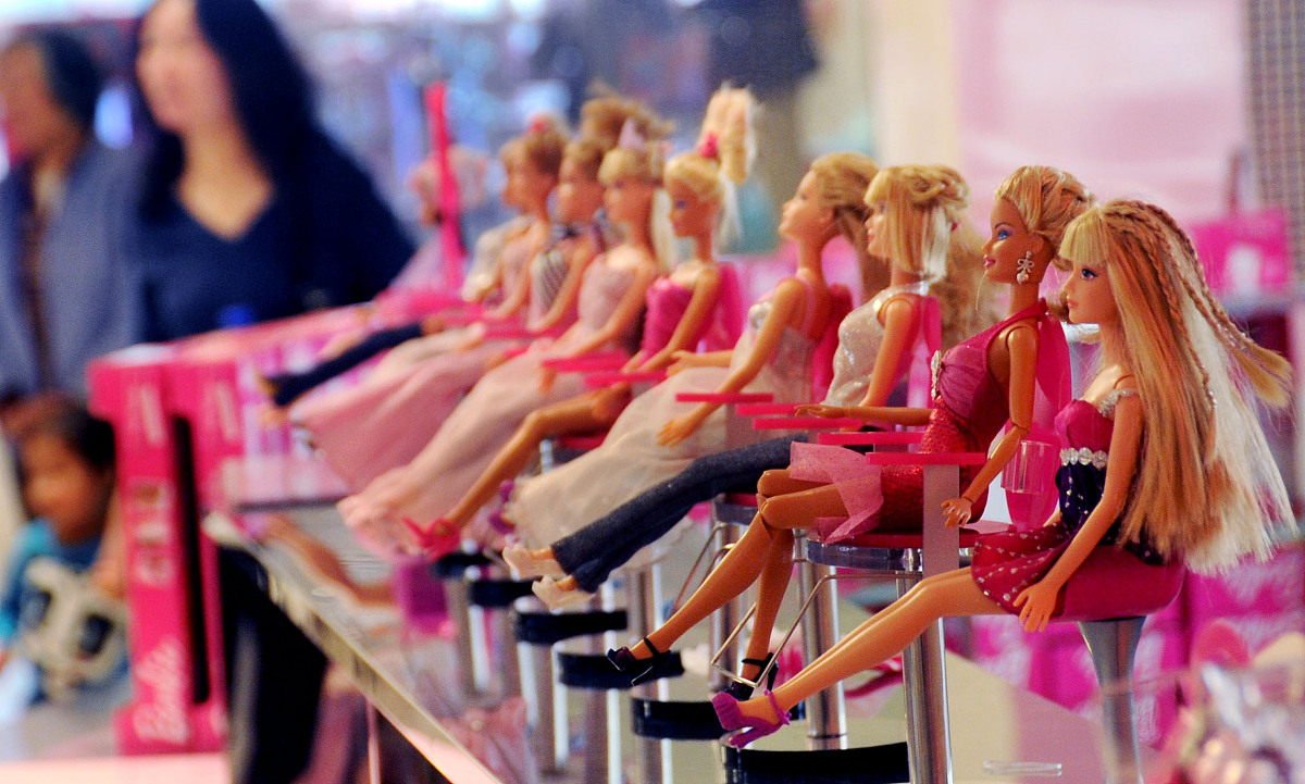 缩短以下文章到700字内：时尚 《芭比》上映带火了Barbiecore风潮？在经过了一系列铺天盖地的宣传之后由Margot Robbie、Ryan Gosling主演的电影《芭比》终于在今日上映了。自去年《芭比》开拍以来粉色风暴便开始席卷全球。前有Chanel以芭比为灵感推出2024早春度假系列；后有Dua Lipa联合Versace直接把芭比衣橱搬上了秀场。Barbiecore芭比风显然已成为