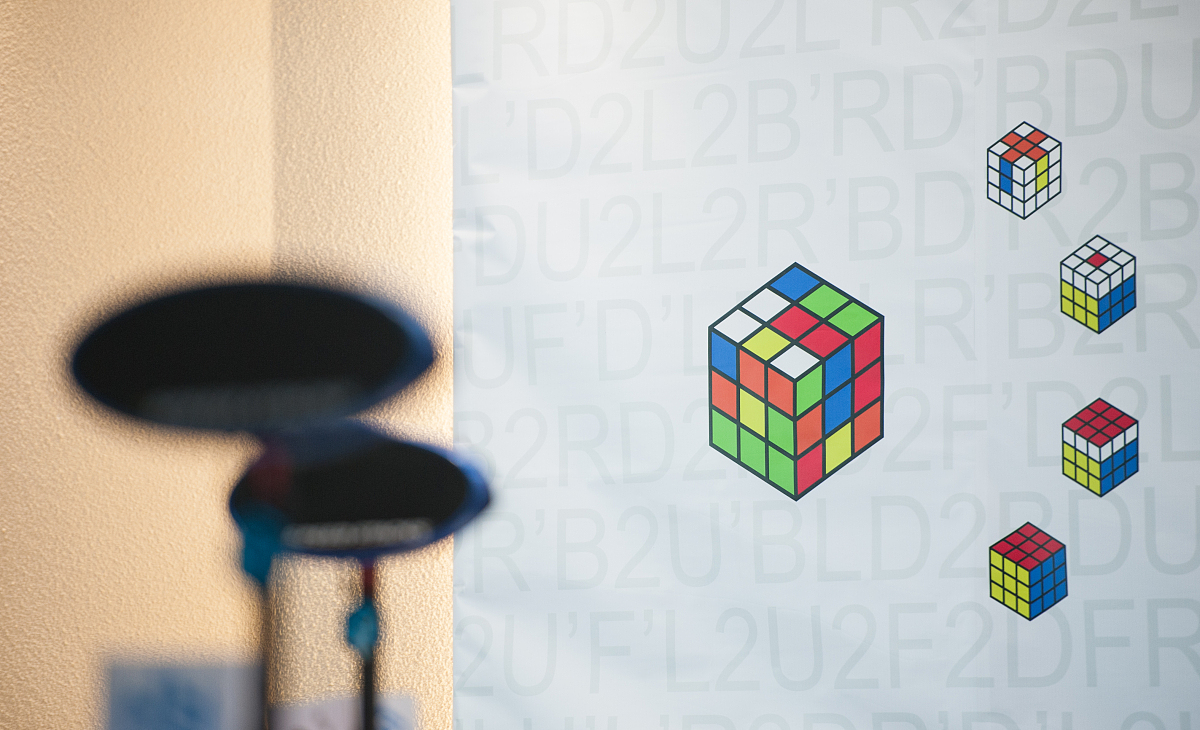 在这段代码中帮我补全一下代码使得这段代码能够使用Thistlethwaite实现魔方的复原给出完整的代码#include iostream#include vector#include stringusing namespace std; 定义魔方的颜色enum Color RED BLUE GREEN WHITE YELLOW ORANGE ; 定义魔方的转动方式enum Rotation