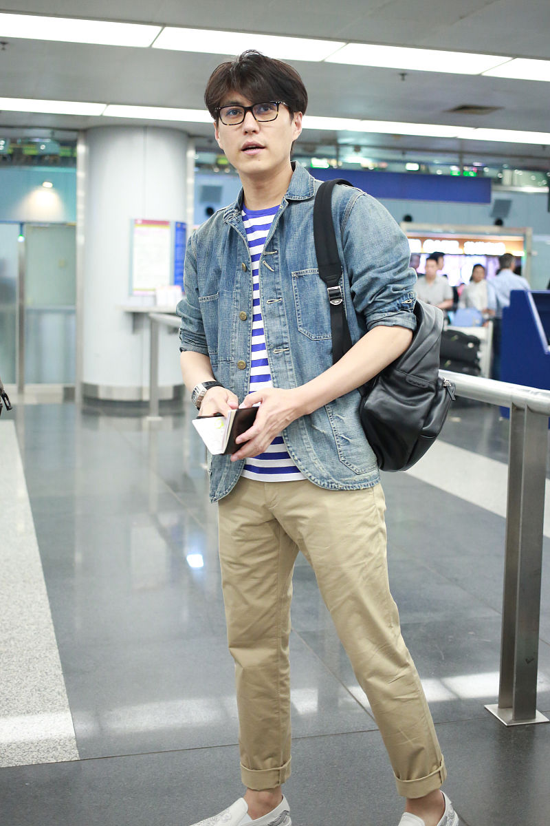 男大学生穿蓝白条纹T恤搭配什么裤子比较好？