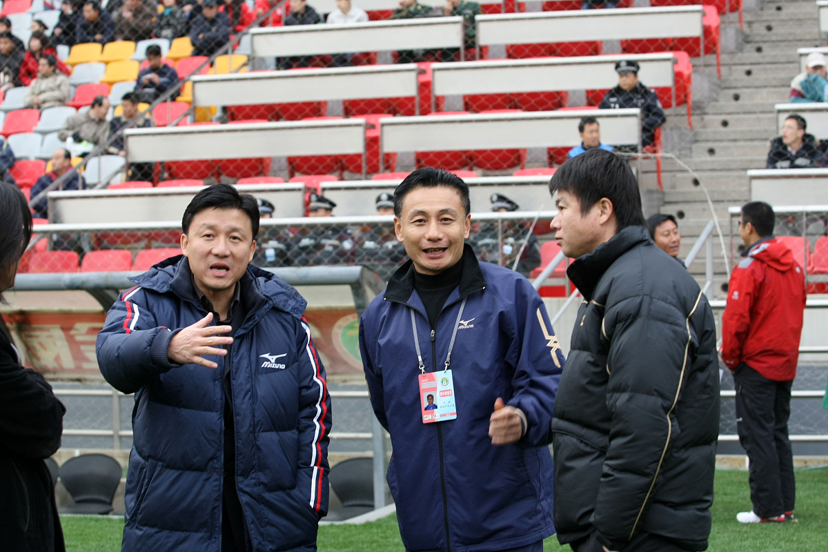 冯巩讽刺国足引发争议：思考中国足球的发展路径