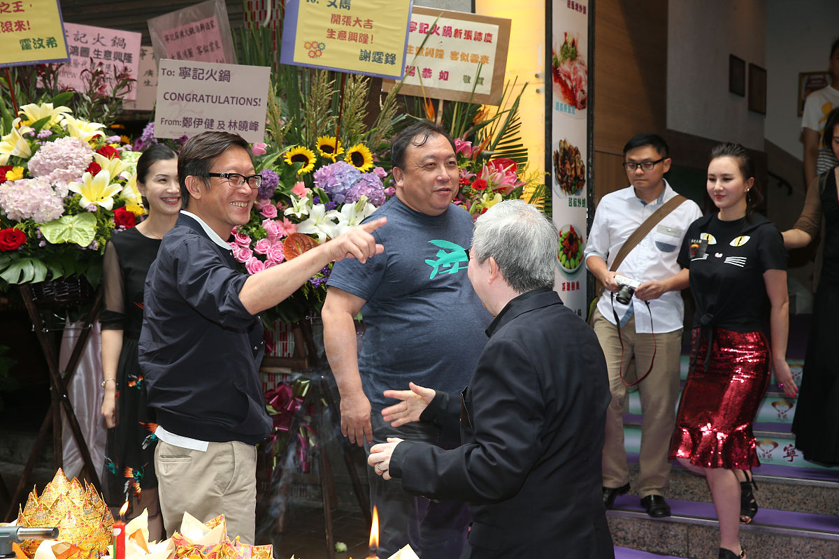 周润发慈善晚会“蛋糕事件”：利智被砸背后的故事