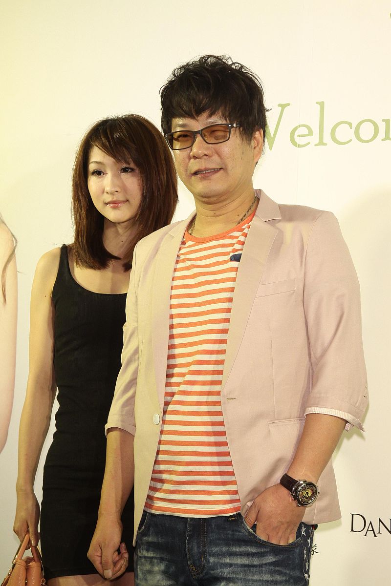 2012年8月11日,台北,37岁的路嘉怡与制作人汤宗霖大婚,在喜来登饭店补