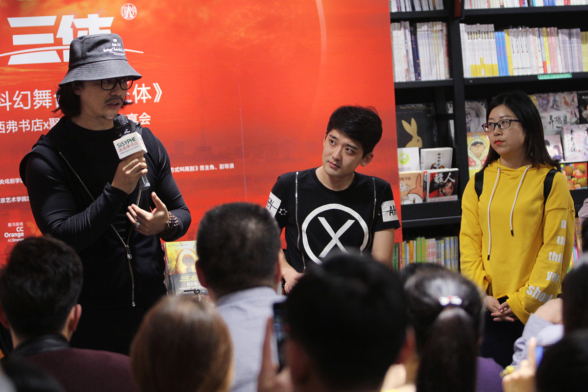 好的请以小树林 三体人 罗辑三个关键词组织一段2000字的小故事