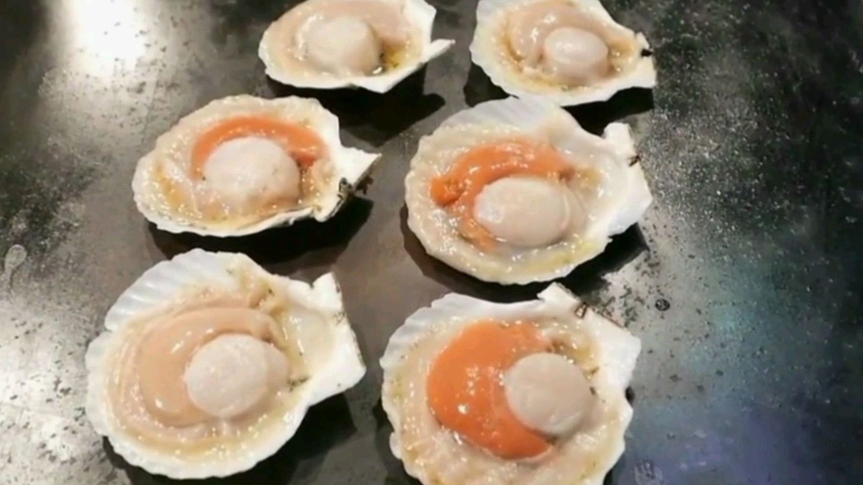 铁板烧,食材直接放在热铁板上炙烤成熟,烤熟的味道就是好吃