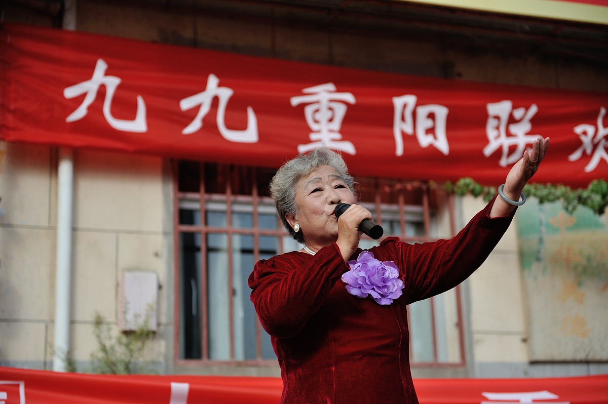 给老年人送去场演出节目怎么给他加油的话