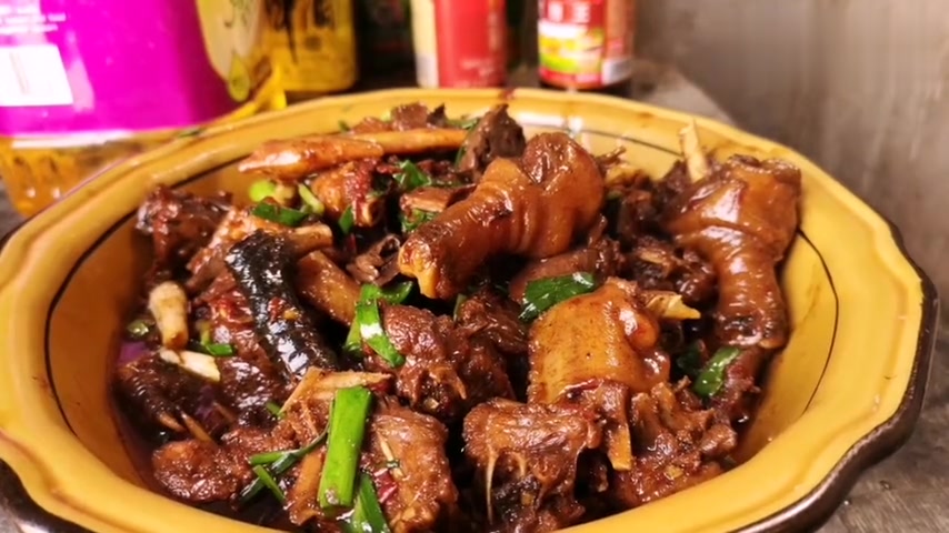 中华田园犬,今天美食爆炒大土鸡,大黄吃鸡肉吃的很香