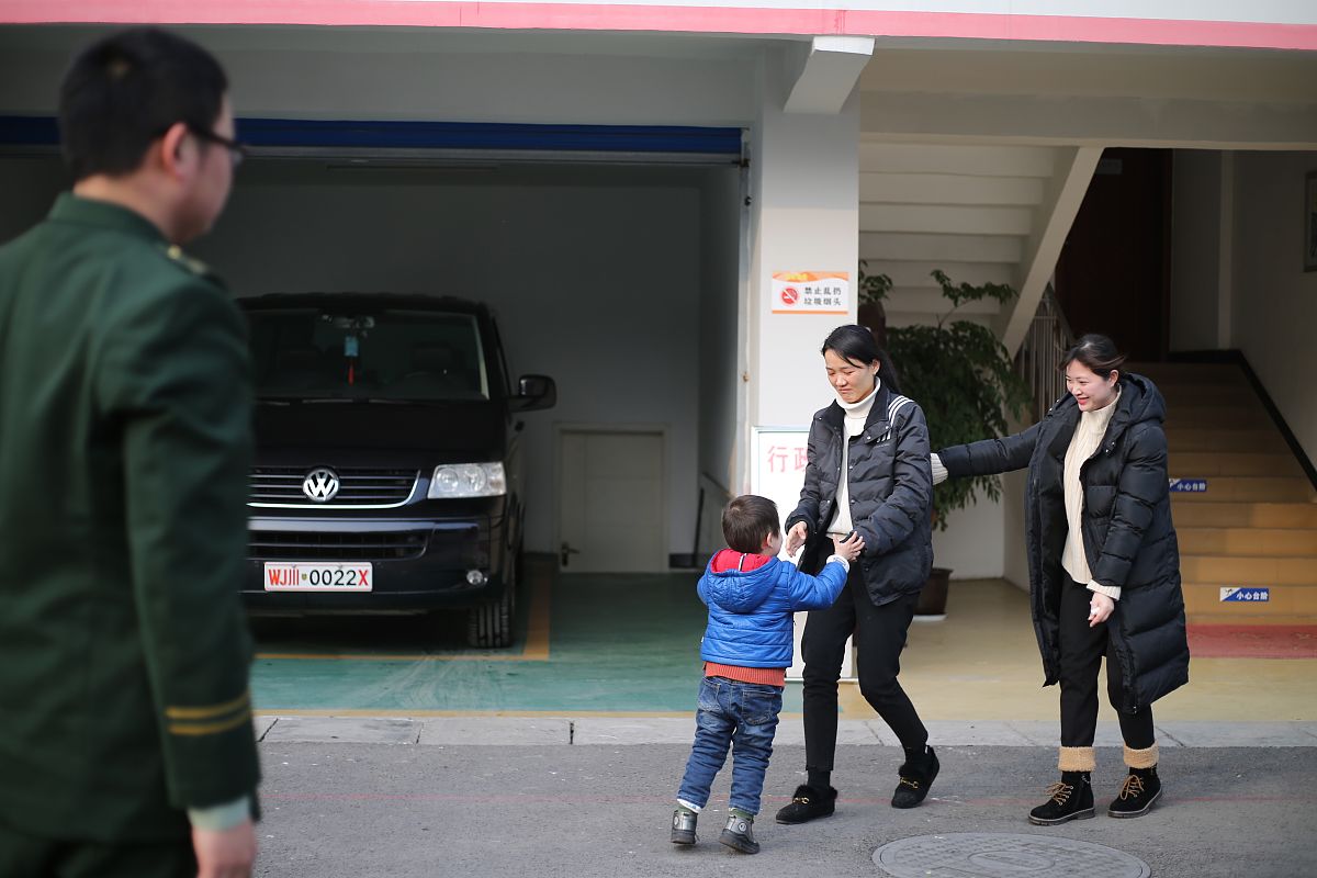 2018年1月22日,四川内江,吴俊寰的妻儿.(如需下载使用,请务必署名:成