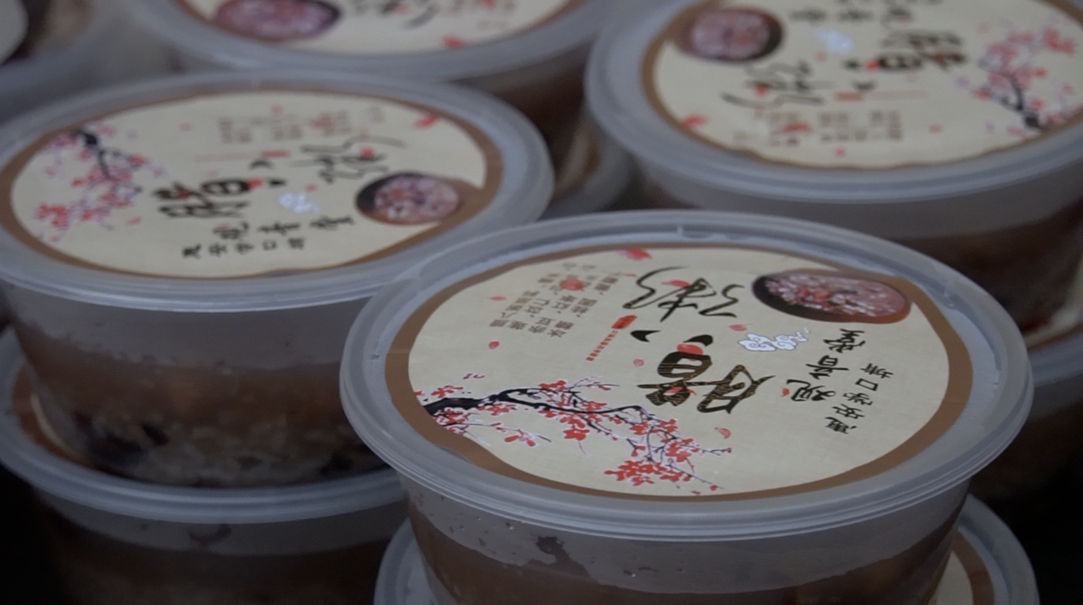 福建一寺庙腊八节施粥5千份:12种原料义工彻夜熬制