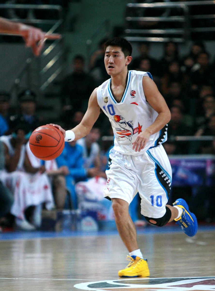 写一篇作文生动具体地描写教学中的例子并运用动作、语言、神态描写表现体育老师教学水平高认真夫负责