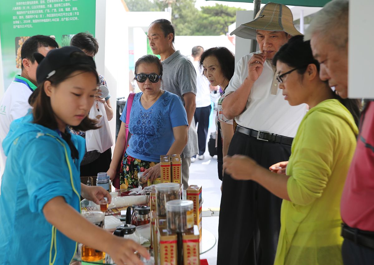 2017年9月24日,北京,市民在北京全国农业展览馆交易会上"淘宝".