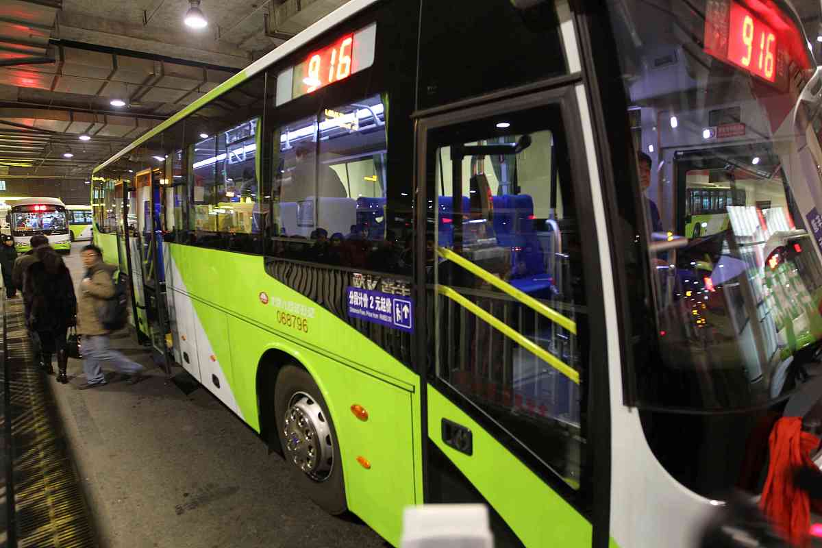 运营危化品停车场需要什么具备哪些条件帮我用200字详细描述