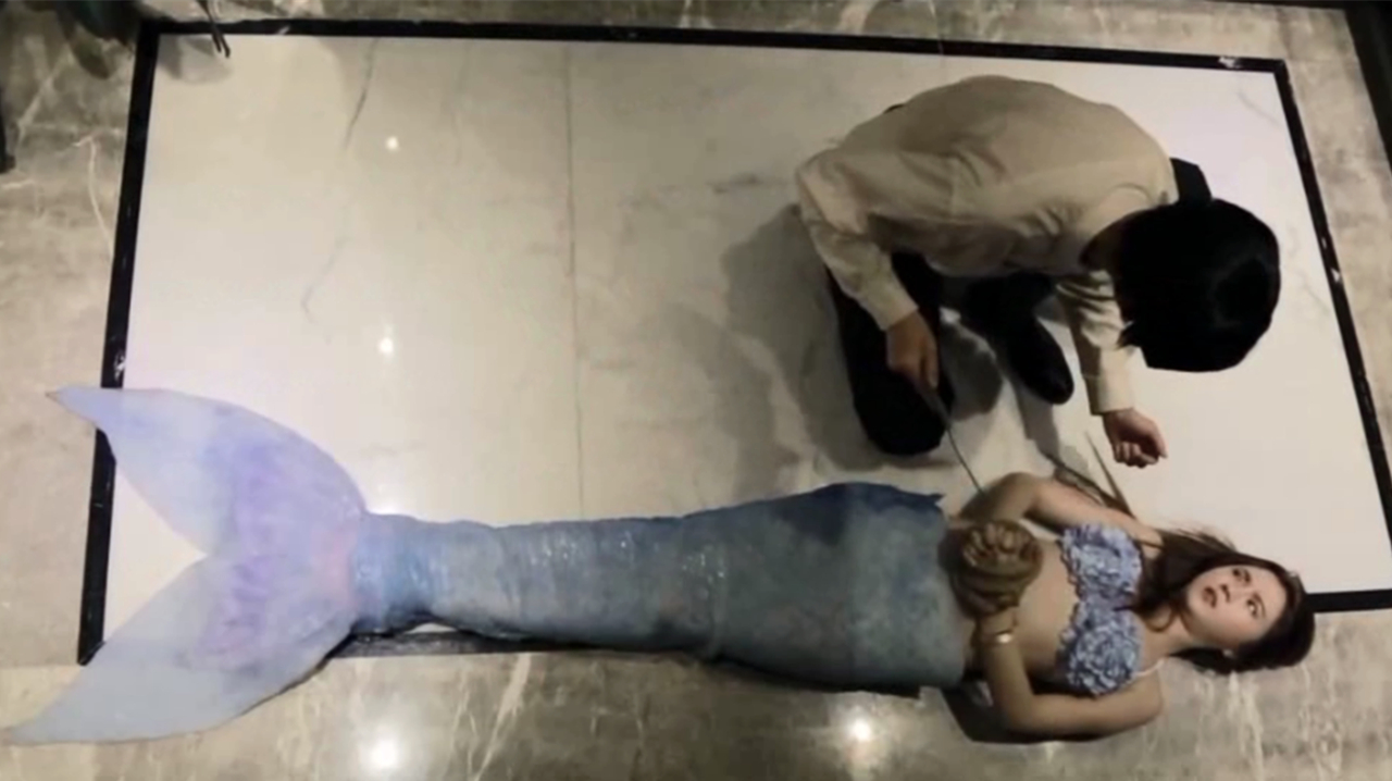 男子捡了一条美人鱼,竟然要把她炖汤喝,简直是暴殄天物