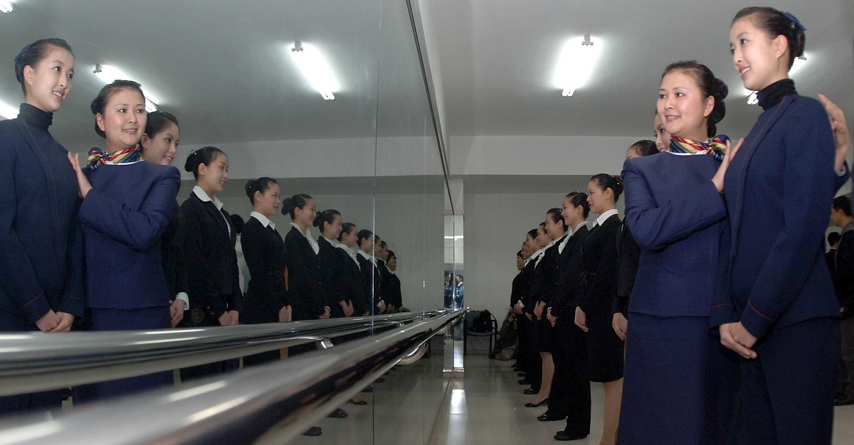重庆铁路工程学校高铁乘务专业优势：就业前景广阔，未来可期