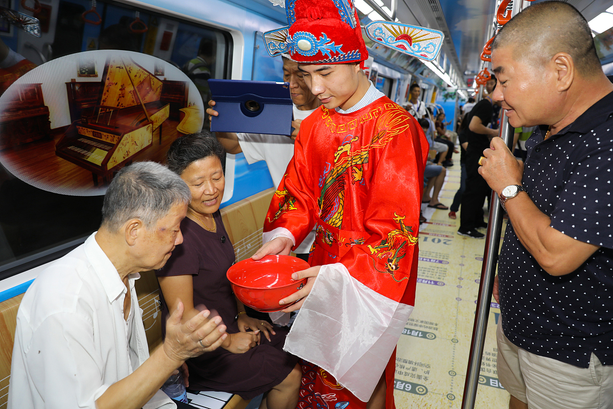 中秋博饼邀请 | 尊敬的董事长，诚邀您参加明天下午3点半总部8楼中秋博饼活动！