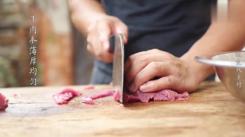 干煸牛肉丝这样才过瘾,半斤辣椒直接扔锅里,看着就有食欲