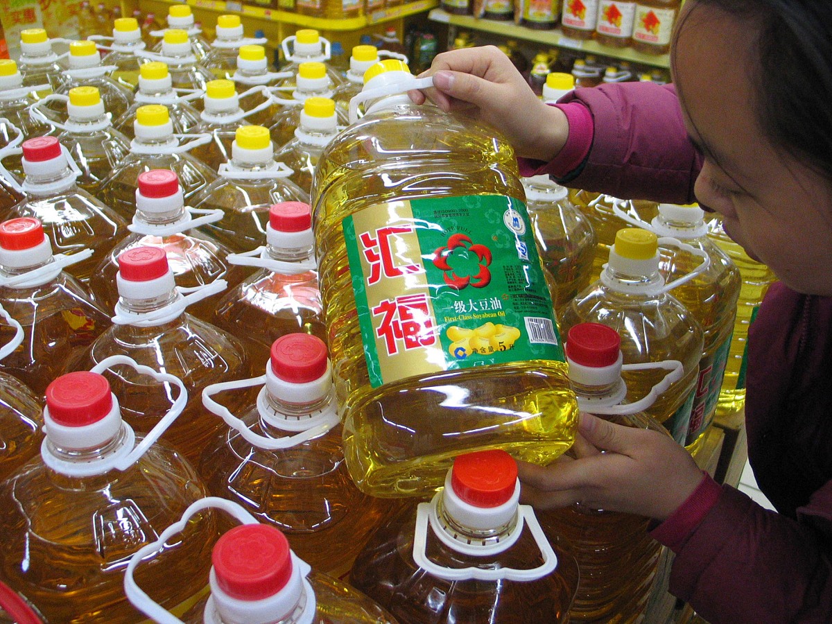 2006年12月14日,粮油价格上涨引起社会广泛关注,北京市民在选购食用油