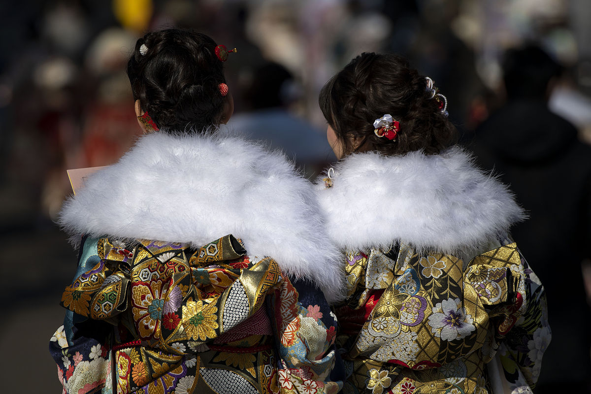 当地时间2020年1月13日,日本东京,大量女孩子穿着传统服饰参加"成人礼