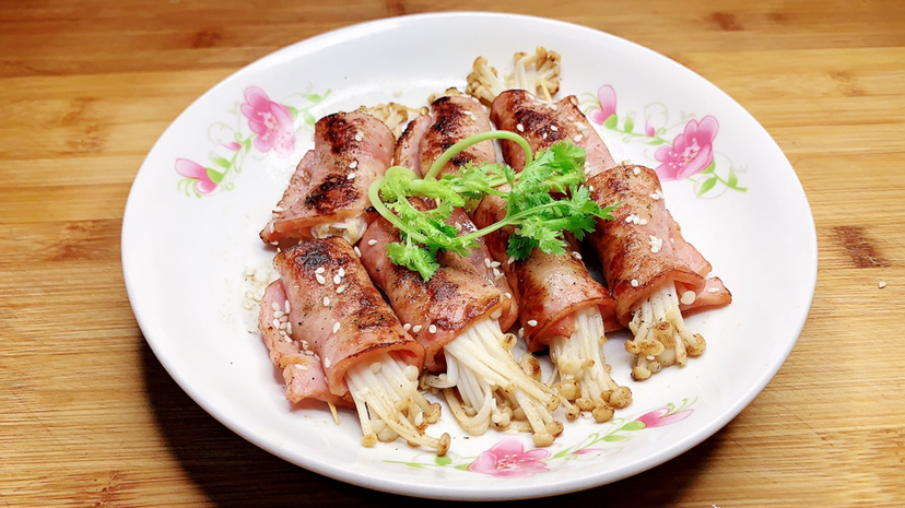 烧烤摊必点菜,简单几步在家就能轻松完成,培根金针菇卷的做法。