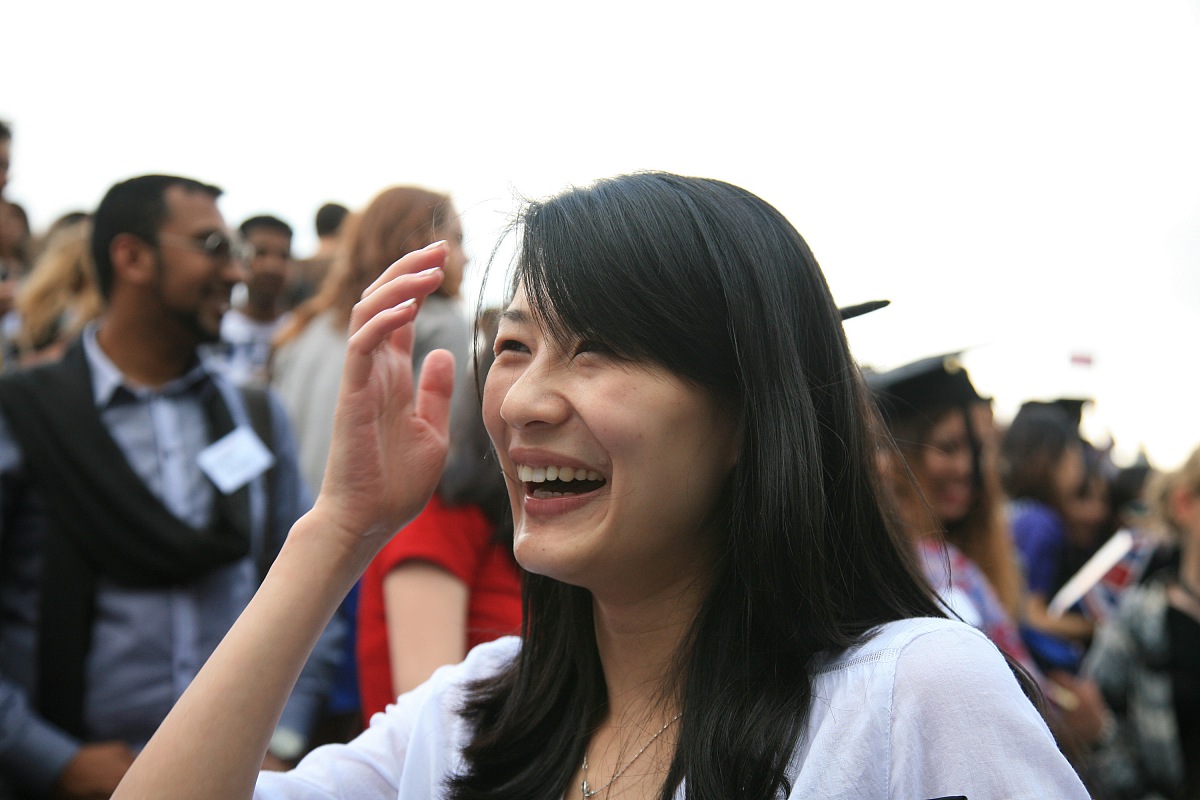 2012年5月30日,伦敦,250名来自100多个国家的留学生在英国伦敦齐抛毕