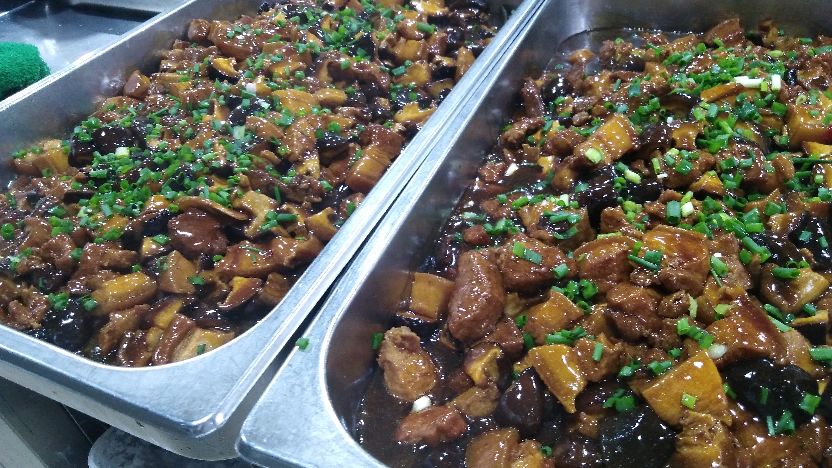 50斤猪肉加20斤香菇,食堂大厨一烧就是一大锅,看着都好吃,真香