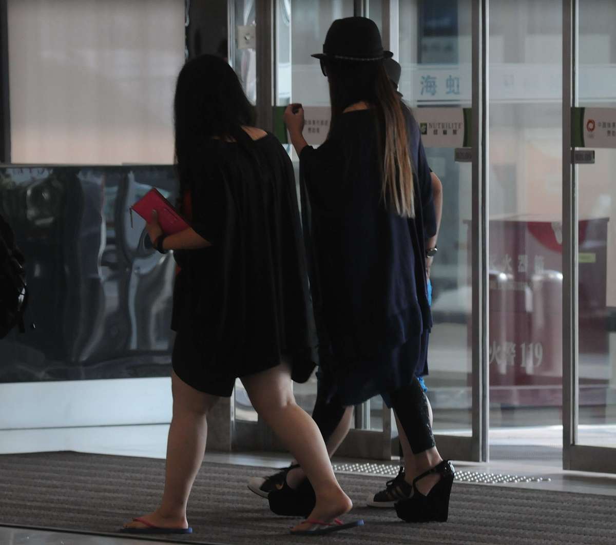 给下面改个合适的标题简短点男人出差回家想不到妻子如此热情可男人的做法却让女人无地自容