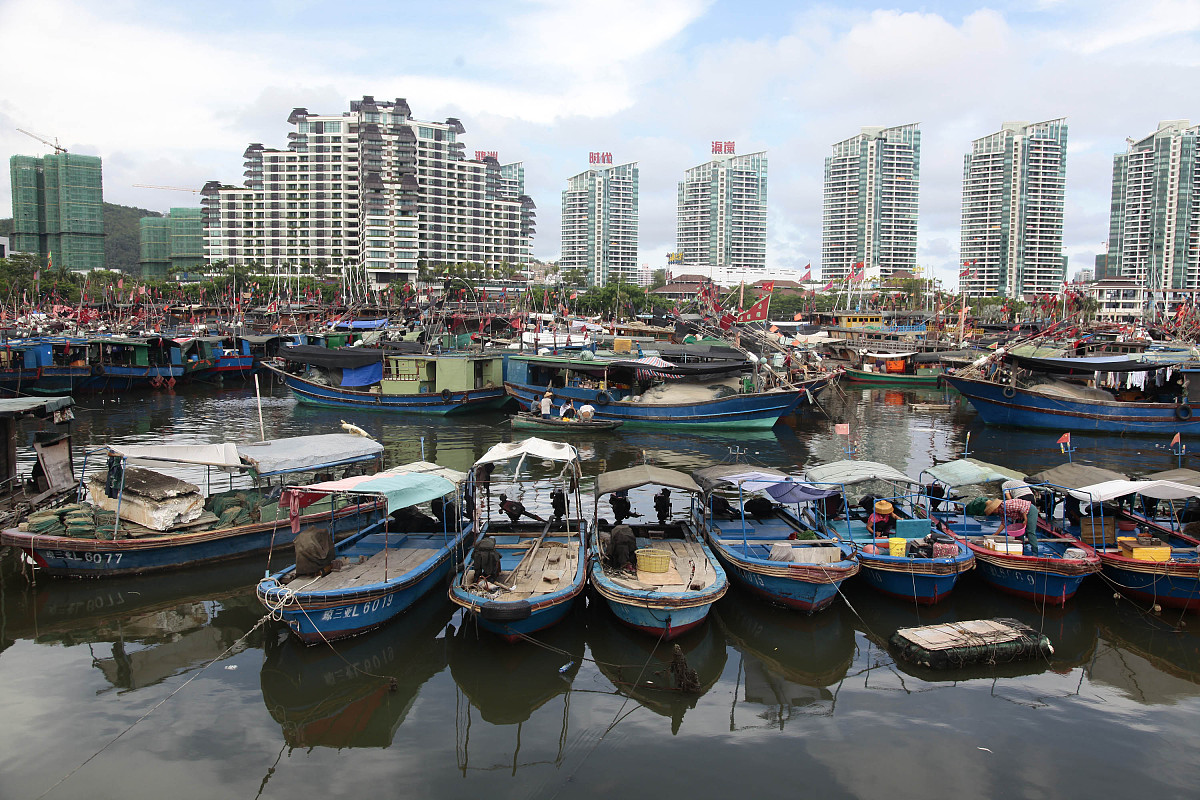 2011年5月16日,海南三亚渔港,上千只大小渔船陆续回港"度假".***_***+