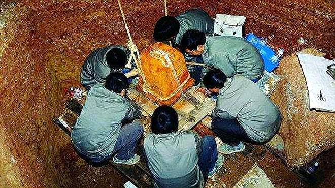 [图]一场大雨冲塌雷峰塔,雨后露出神秘地宫,专家赶到挖出旷世国宝!