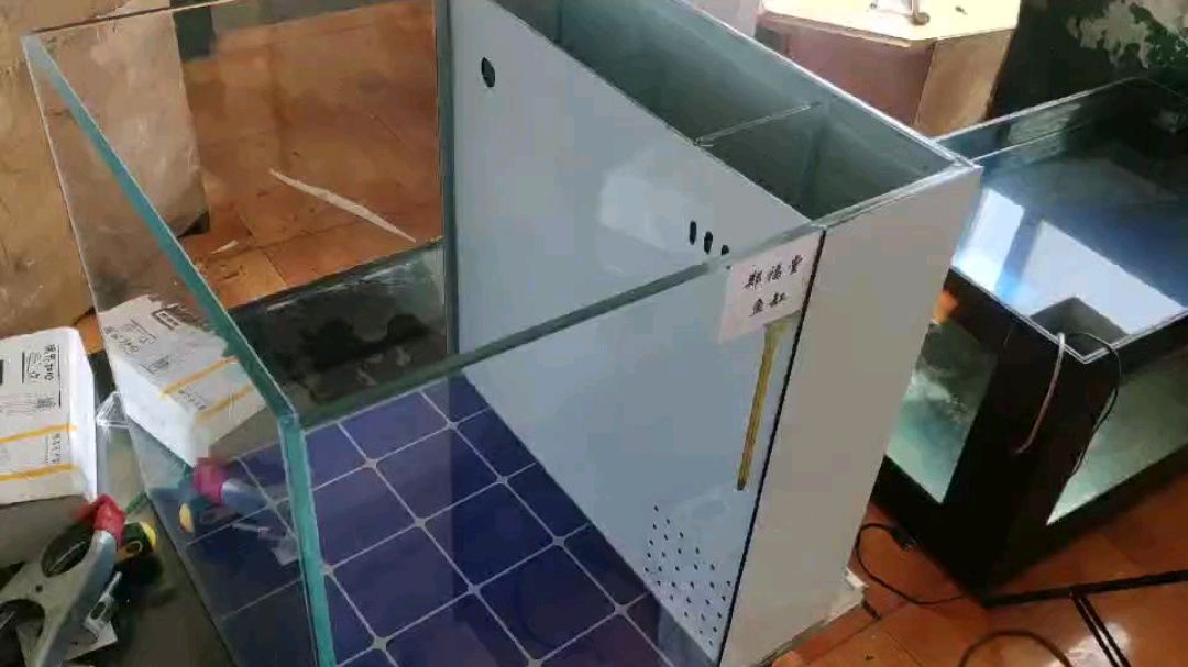 侧滤鱼缸制作已经成型,铝塑板包边,超白玻璃
