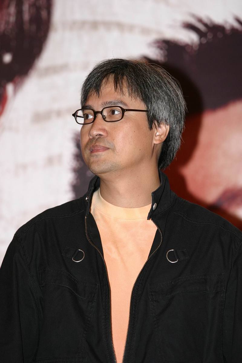 2004年9月20日,《新警察故事》在上海举行了新闻发布会及电影首映礼.