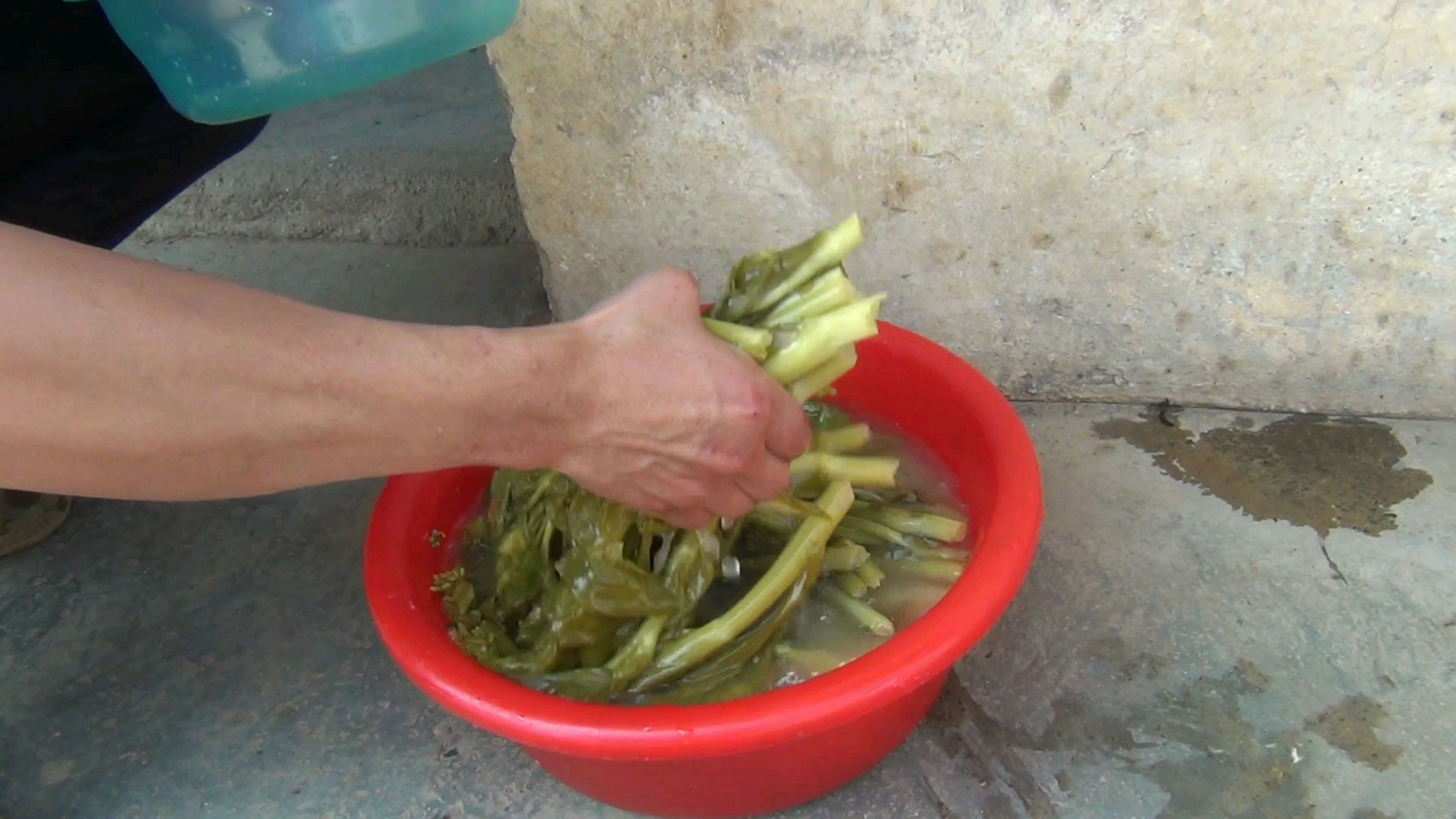 泡酸菜做法,原来泡酸菜这么简单,颜色漂亮